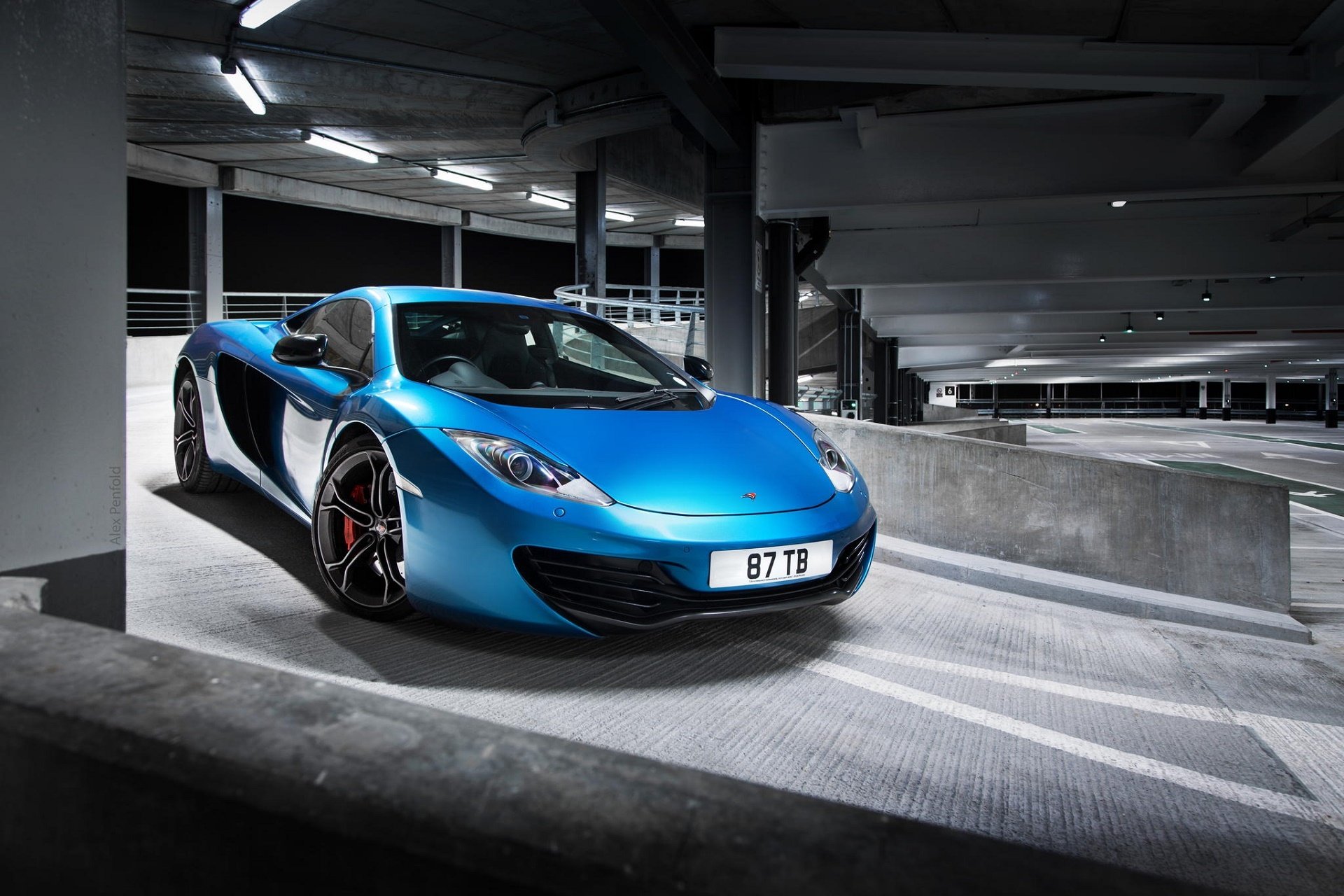 mclaren mp4-12c синий парковка суперкар макларен