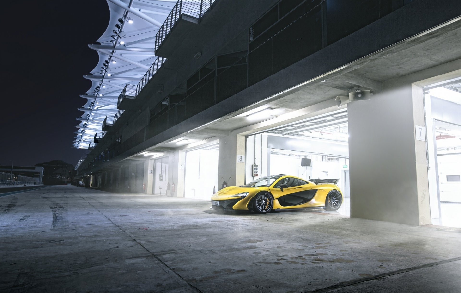 mclaren p1 żółty supersamochód garaż tor tor yas marina