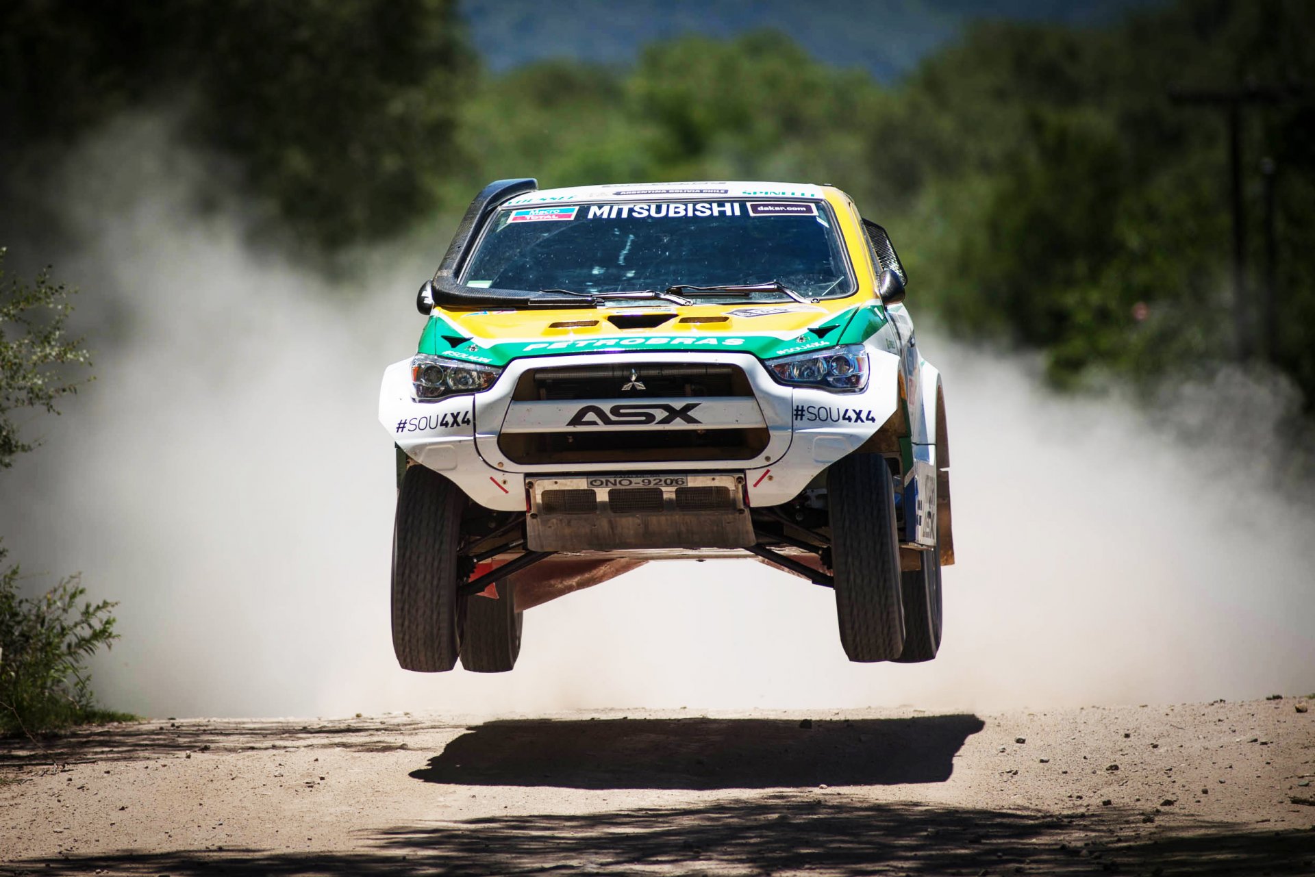 mitsubishi dakar rally 2014 carrera etapa frente día deporte suv coche faros capó en el aire velocidad