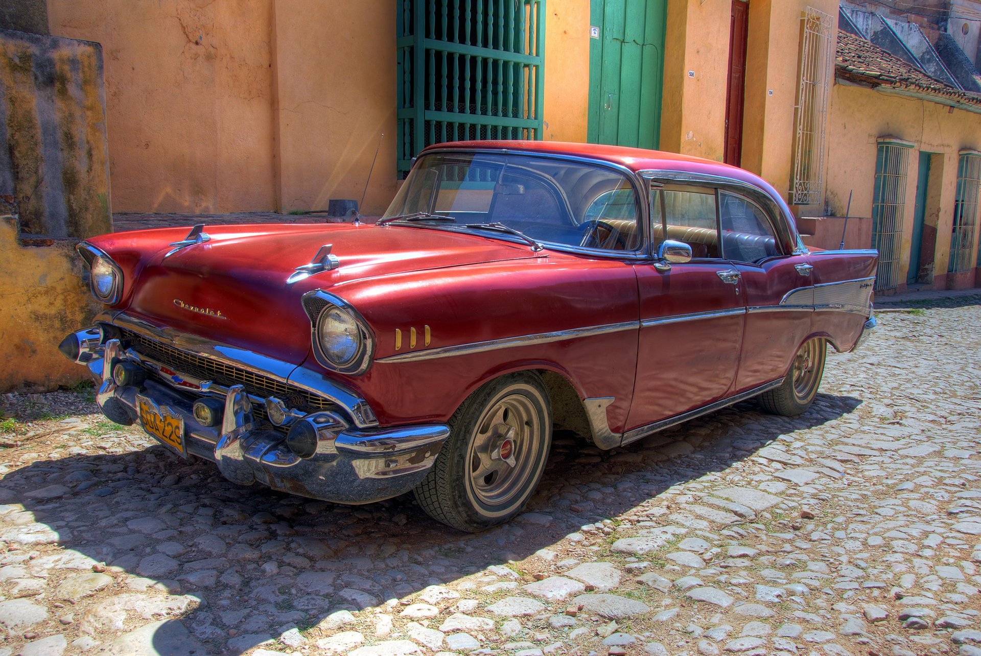 chevrolet tapety retro samochód kuba samochód hawana stare auto czerwone auto rarytas kostka brukowa domy reflektory stare miasto samochody osobowe transport motoryzacja