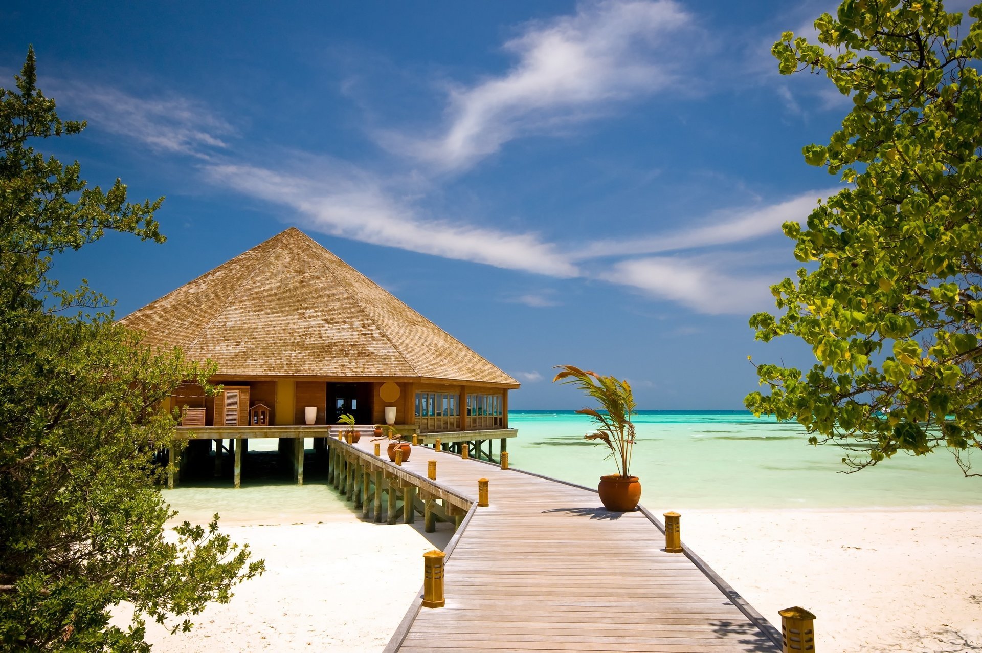 unshine seaside brücke resort strand azurblau ozean bungalow exotisch himmel wolken wasser sand topf blätter pflanzen zweige grün urlaub urlaub hütte