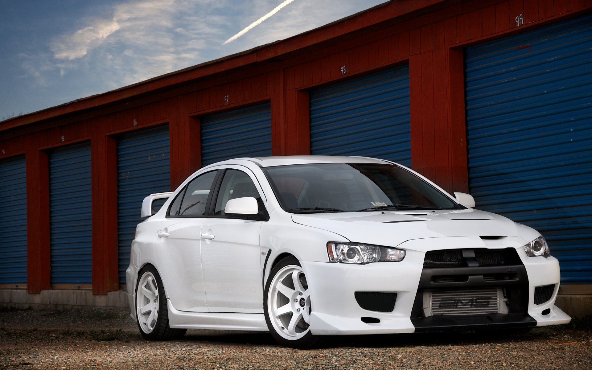 mitsubishi lancer evo x schubkarre lancer autofoto evolution auto weiß mitsubishi parkplatz garage himmel hintergrund tuning pkw transport kraftfahrzeuge