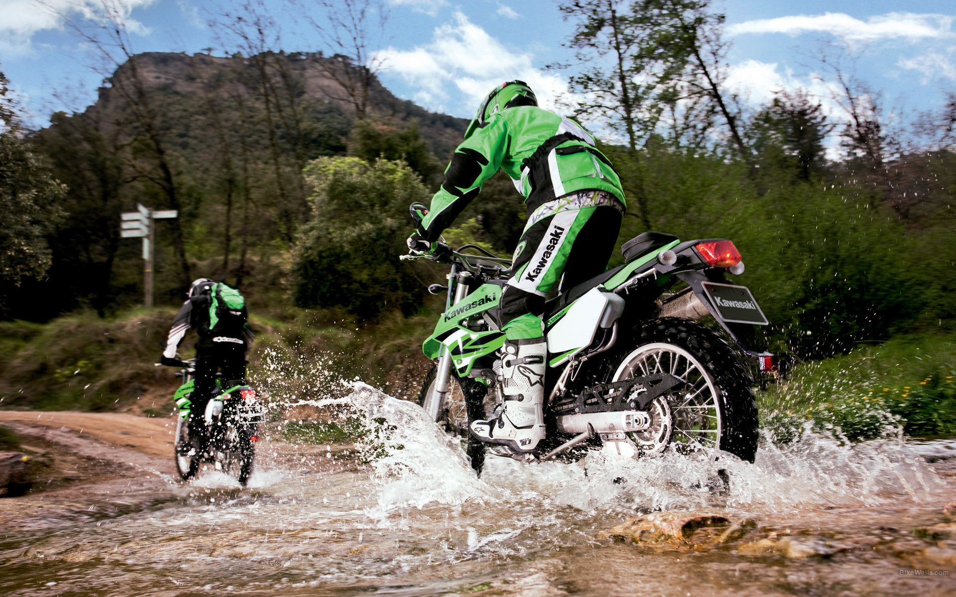 moto kawasaki moto strada ruscello foresta spruzzi motorsport sport motocross cielo paesaggio