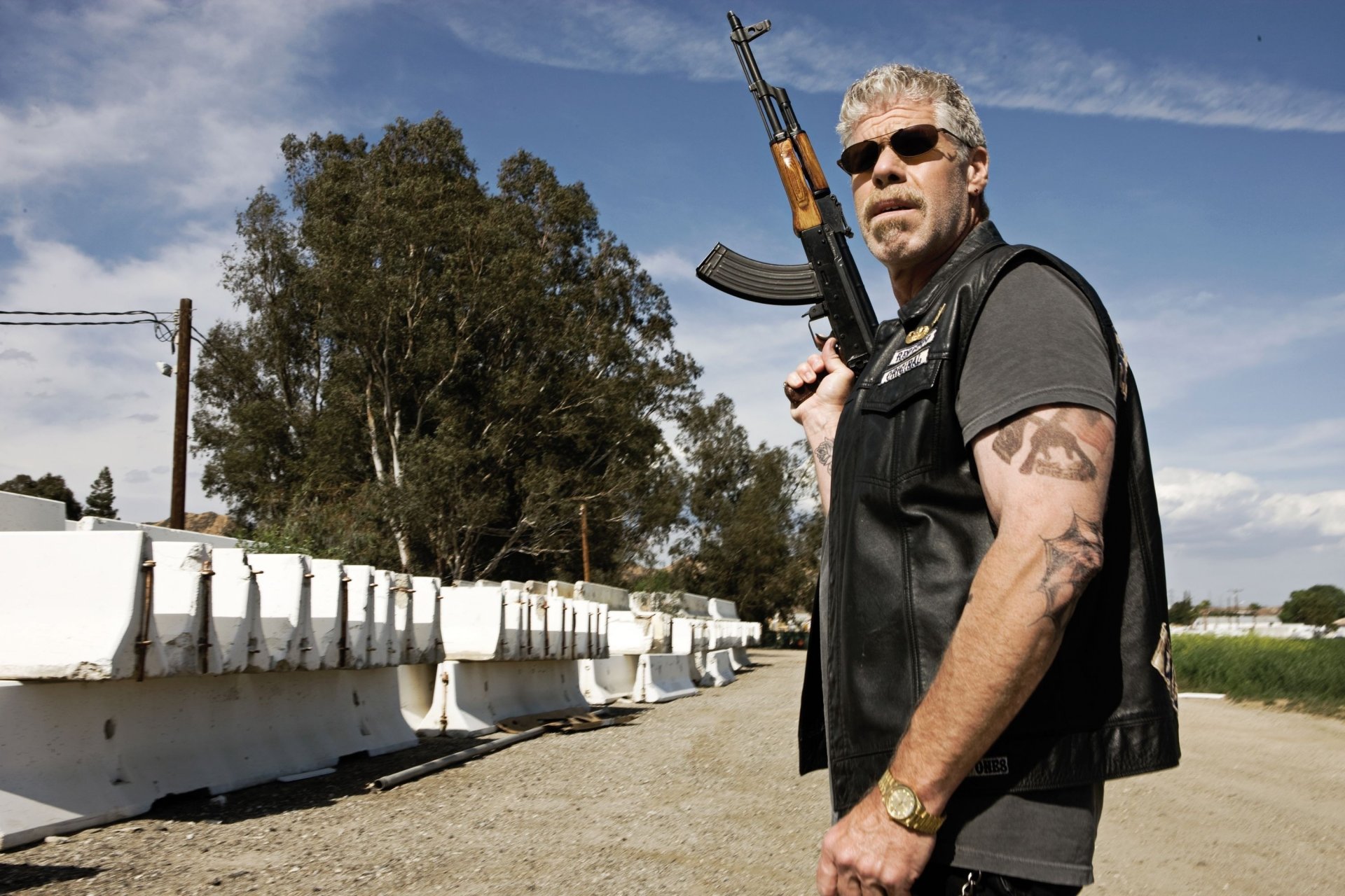 рон перлман калашников ron perlman байкер сериал мотоцикл sons of anarchy киноактеры стрелок взгляд лицо