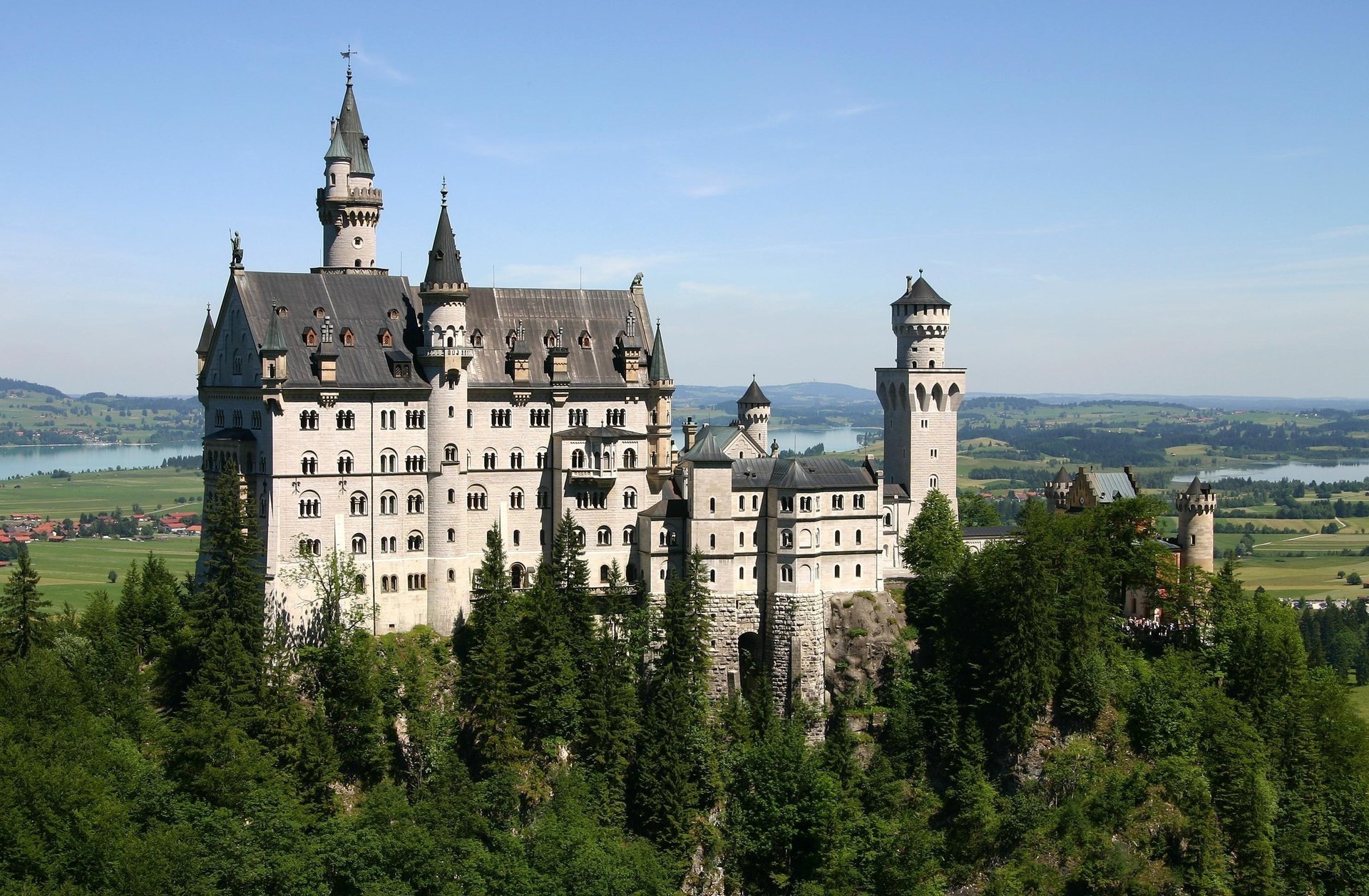 castillo pinos arquitectura europa naturaleza casa inglaterra edificios cielo nubes vegetación árboles río montañas horizonte