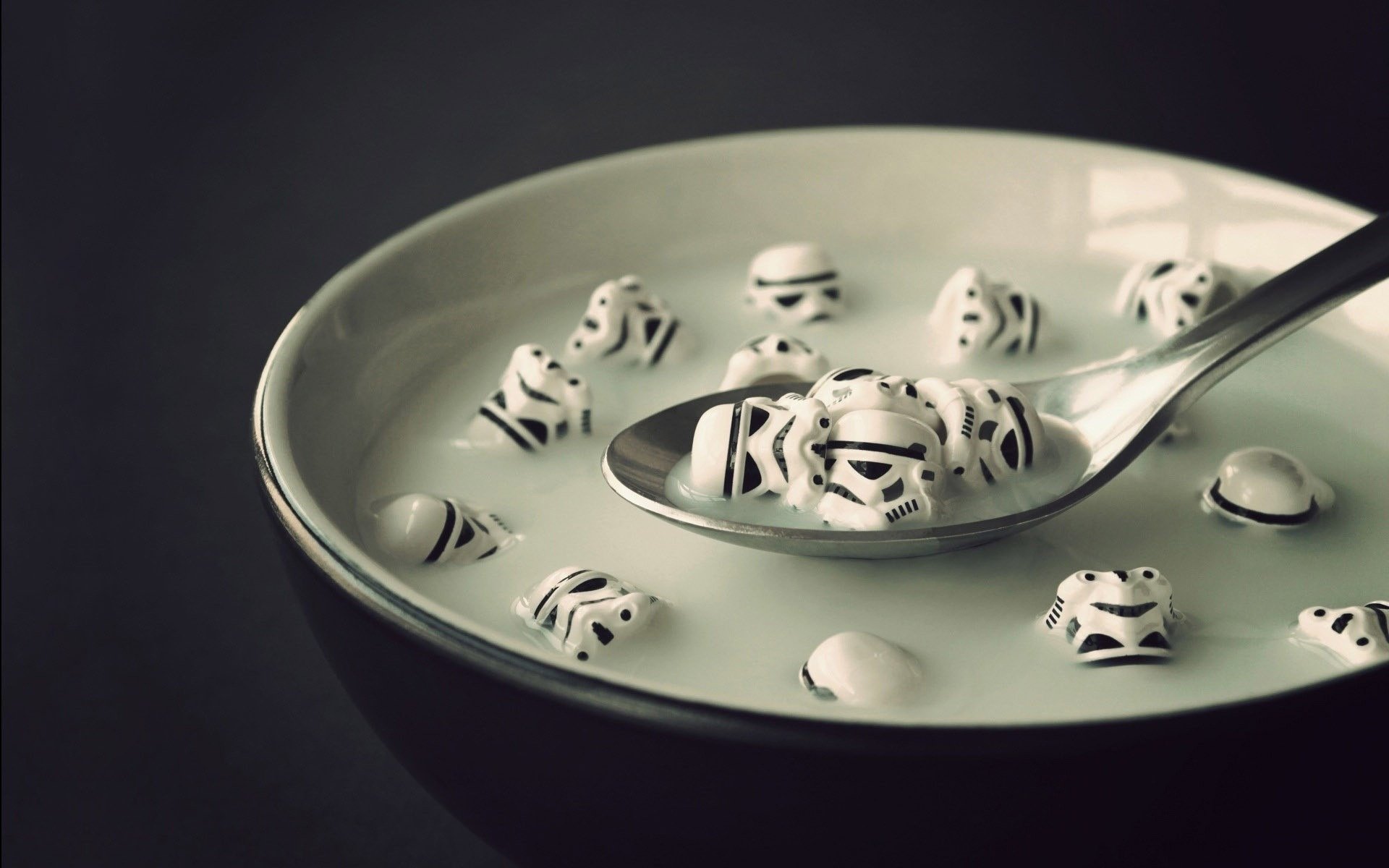 teschi stormtrooper cucchiaio cereali star wars latte robot ciotola sfondo scuro sfondo nero colazione