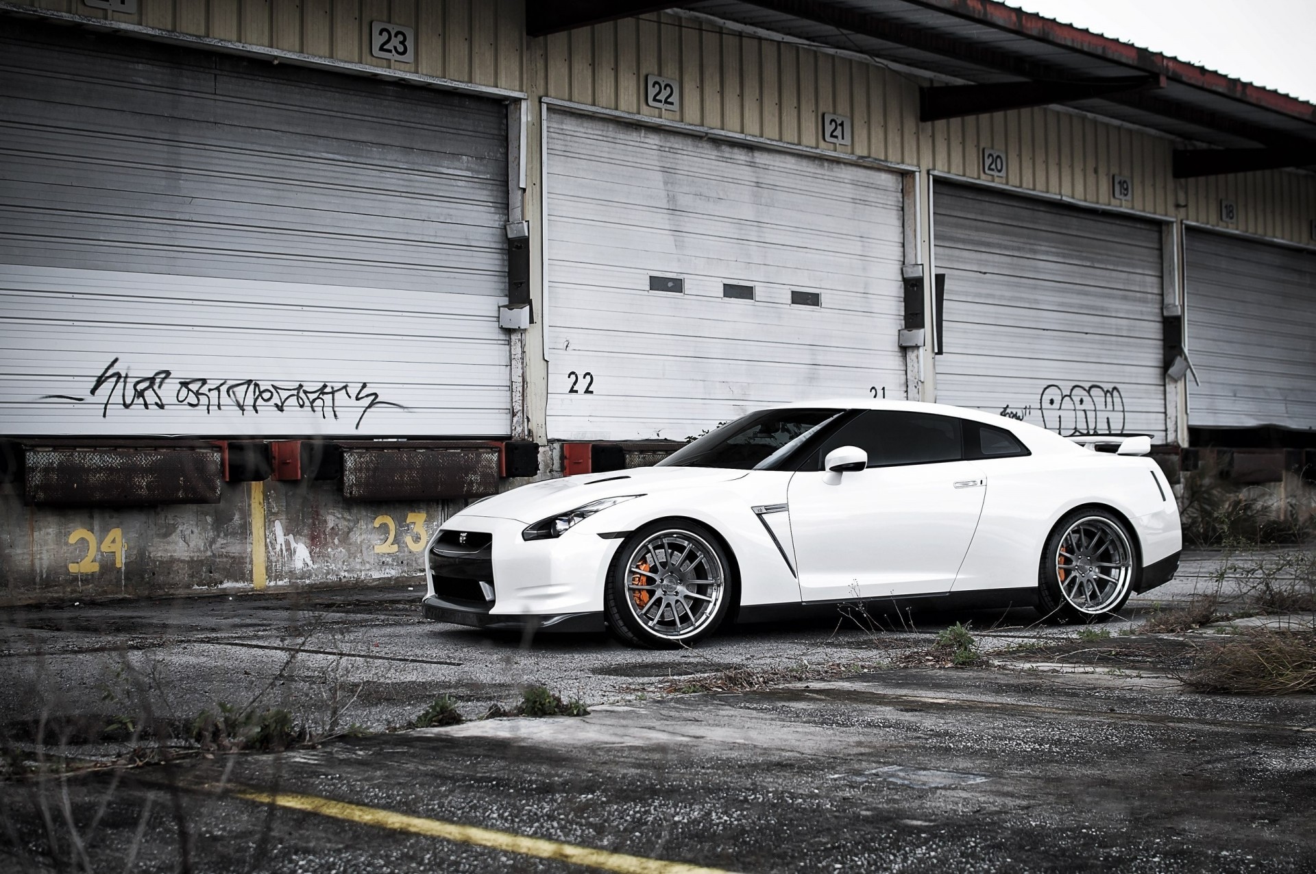 tinte asfalto spoiler nissan carretilla llantas graffiti blanco carretera coche faros auto hierba