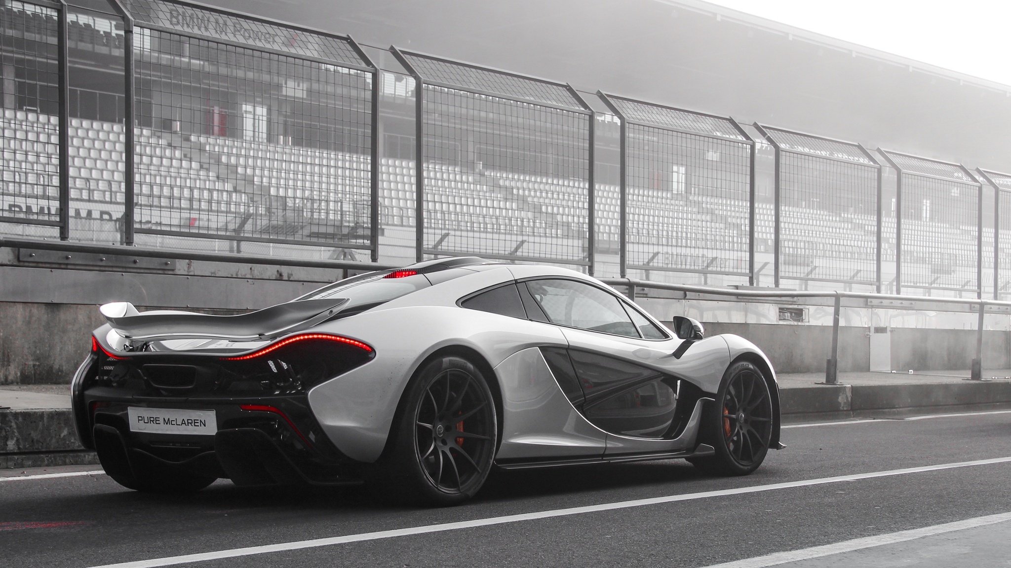 mclaren p1 freccia circuito veloce ibrido giro nürburgring corsa sport argento pista pulito