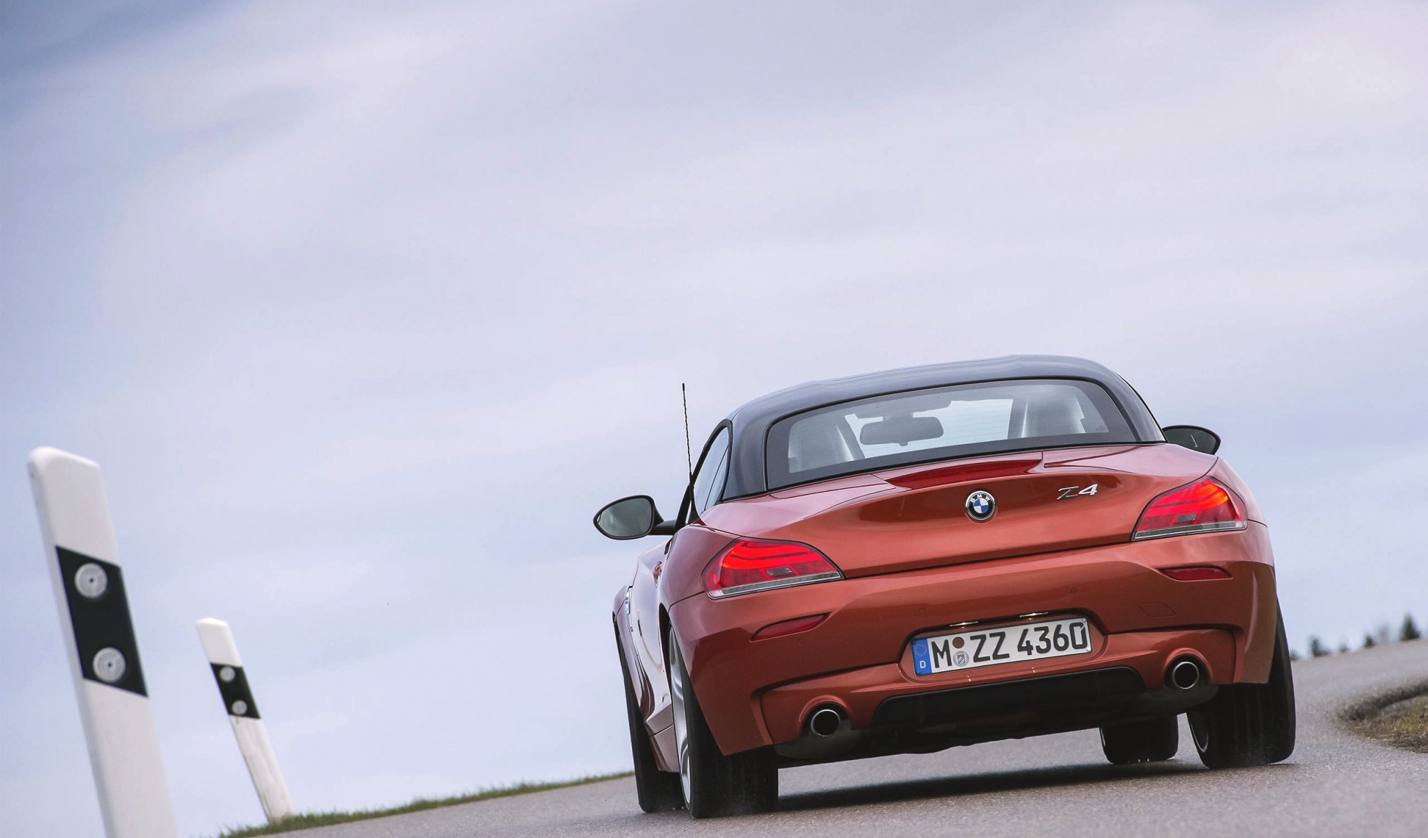 bmw z4 родстер авто бмв вид сзади оранжевый дорога бумер асфальт в движении