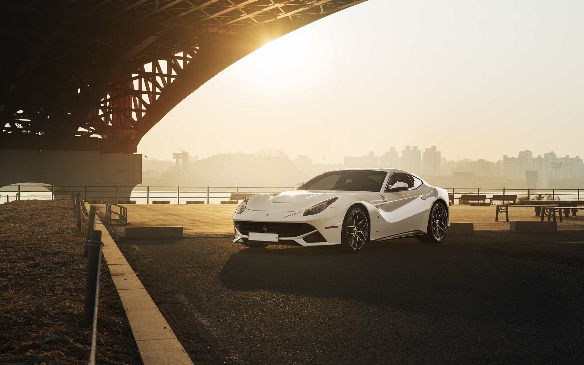 ferrari f12 berlinetta weiß supersportwagen sonne brücke stadt vorne