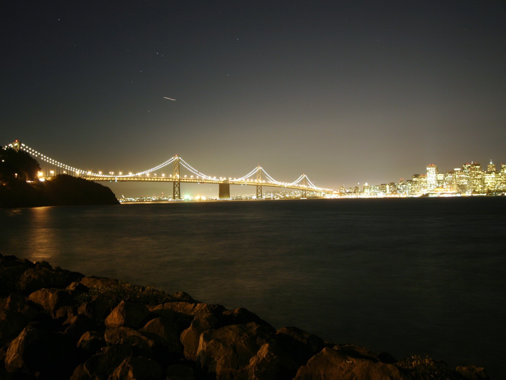 puente noche río