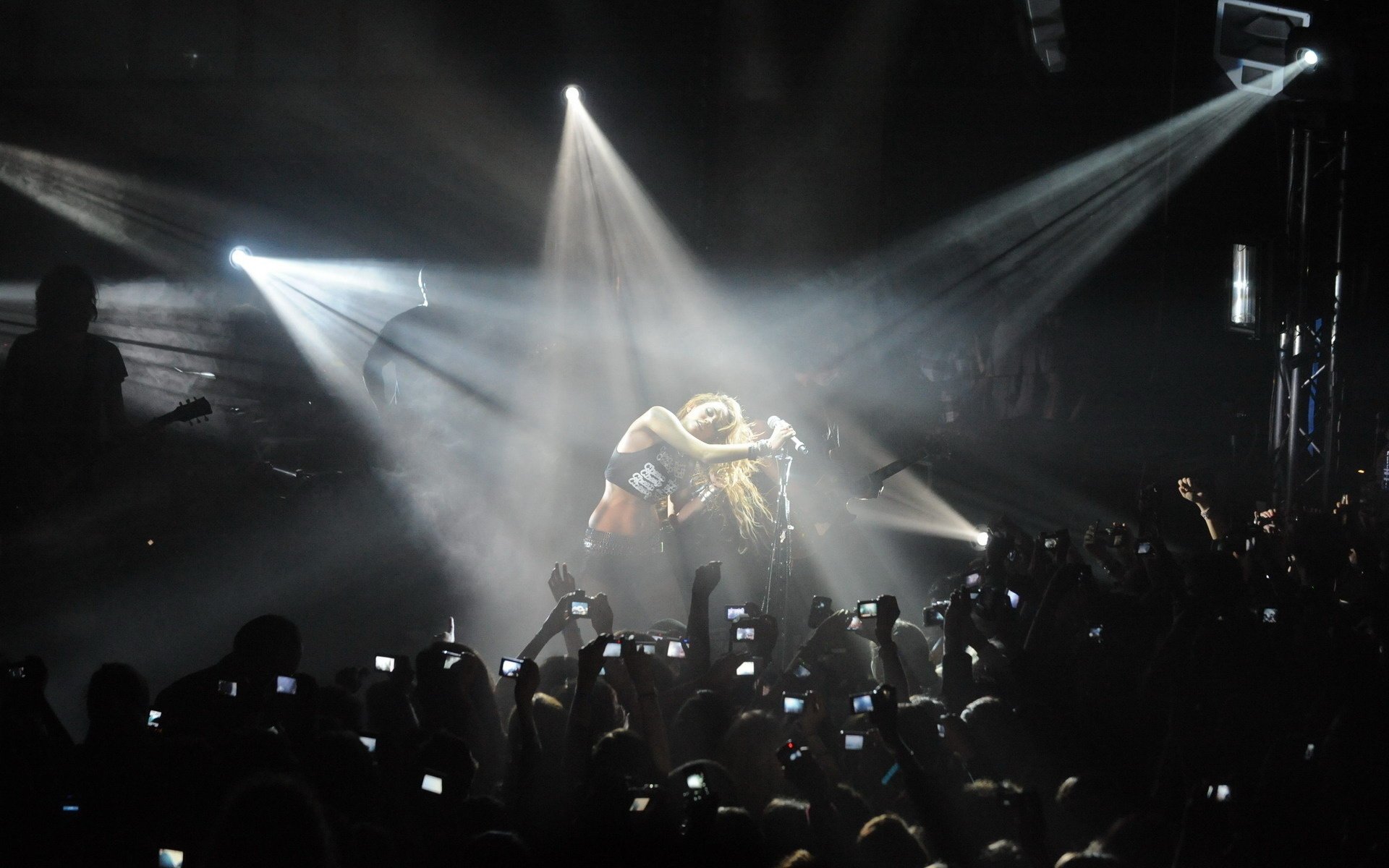 konzert publikum licht miley cyru