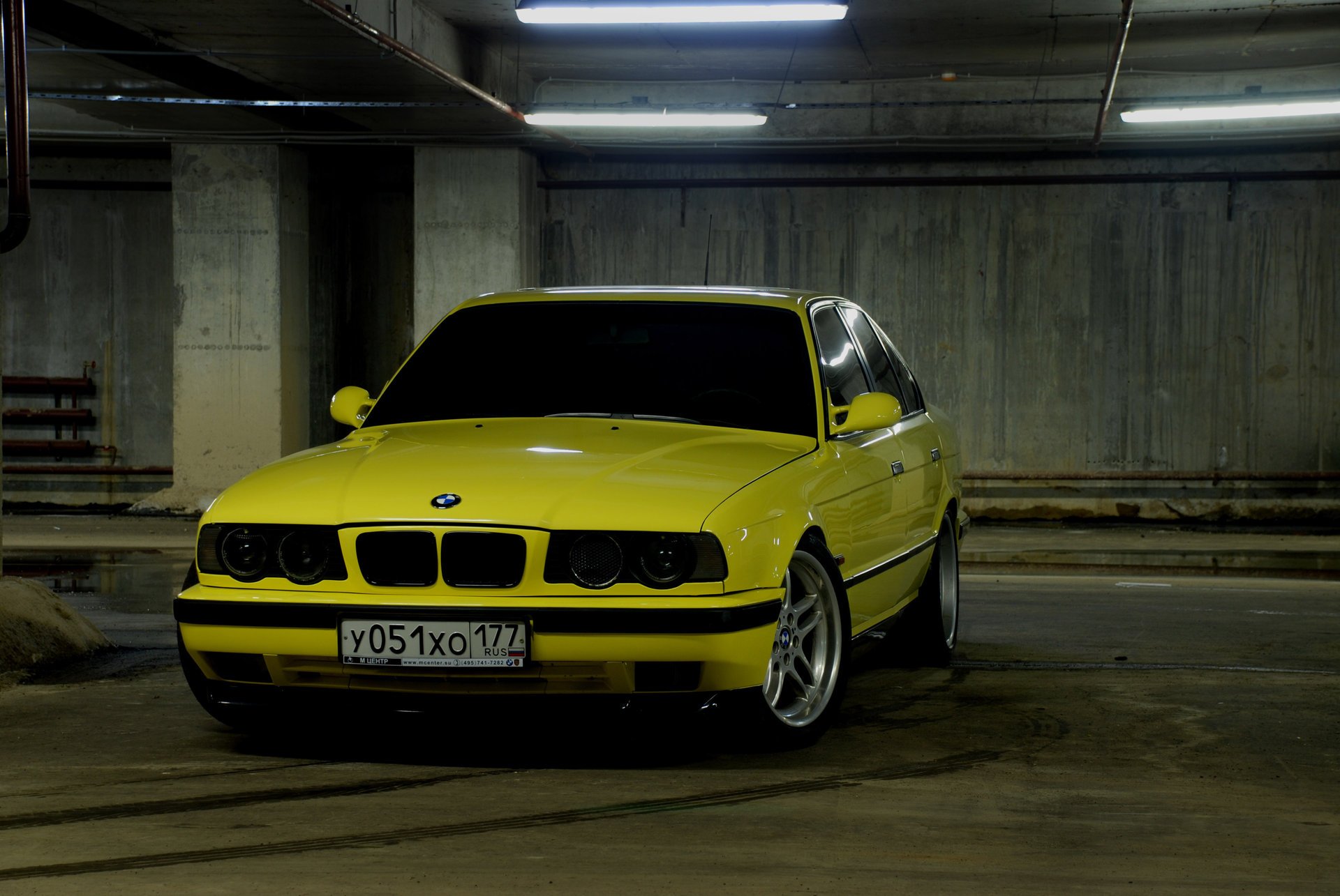 bmw żółty e34 m5 parking garaż samochód auto bmw tuning parking tło samochody pojazdy pojazdy