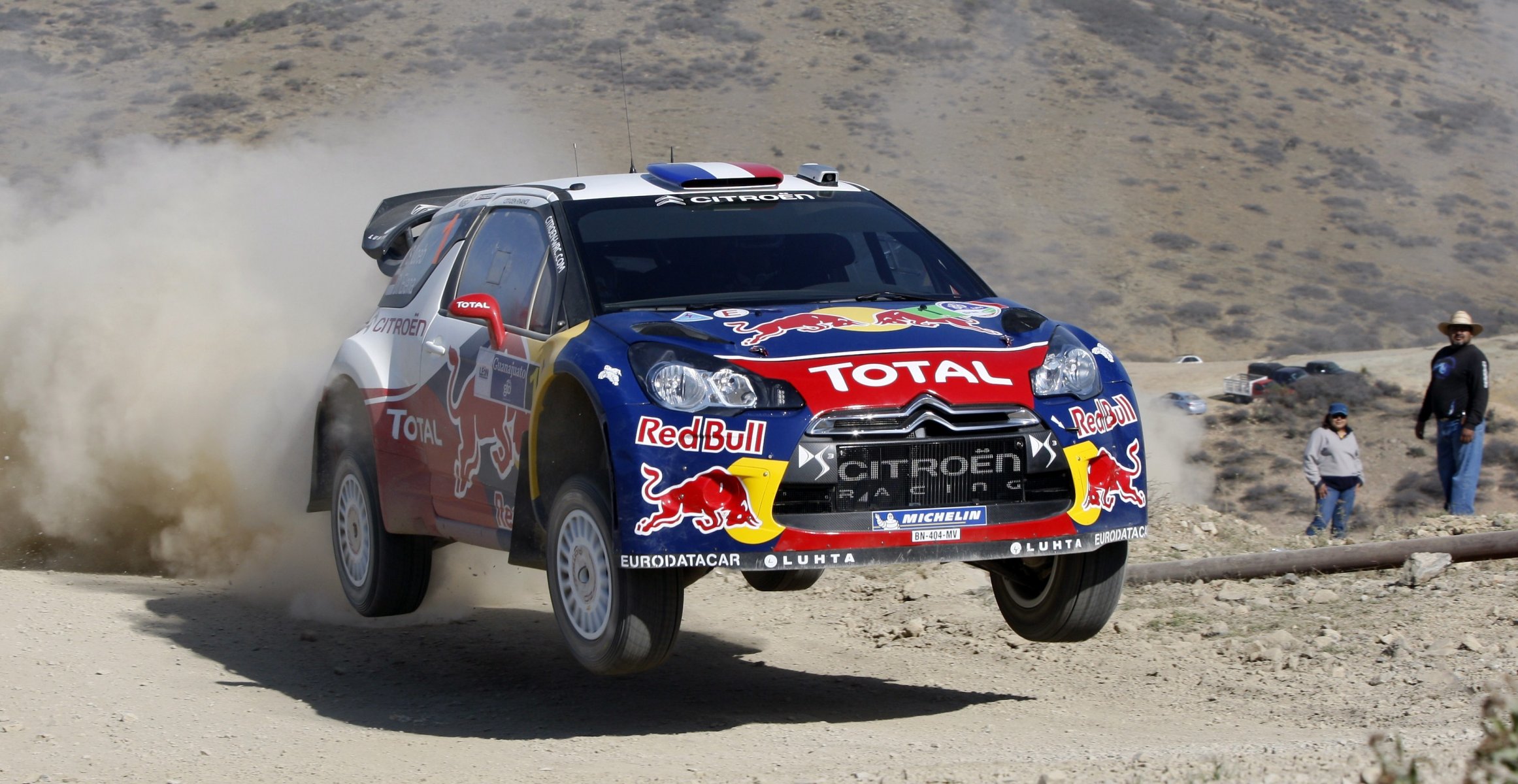 citroen ds3 rallye rallye s. loeb in der luft fliegt staub schatten