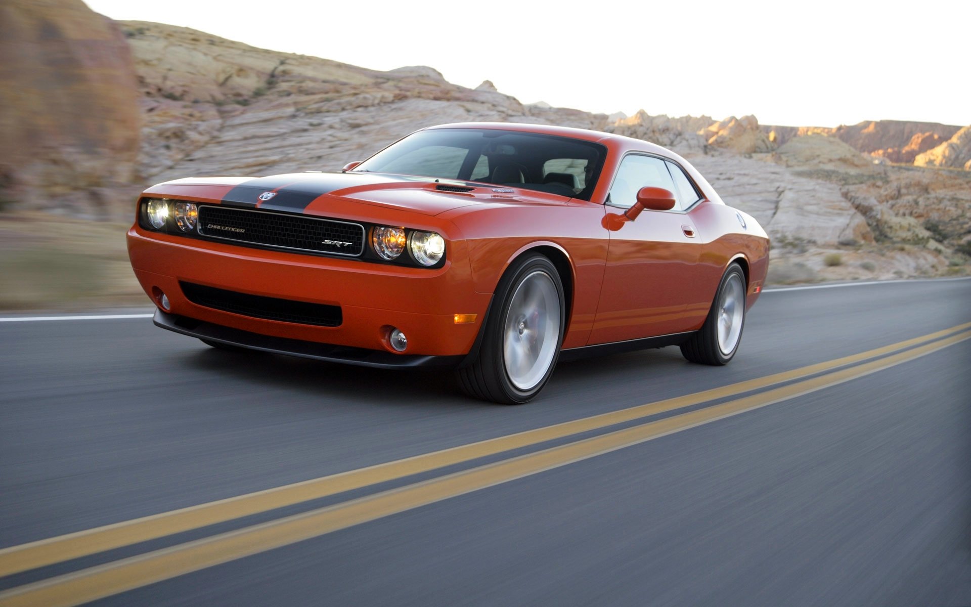 ausweichen challenger srt8 auto orange front in bewegung straße cupe