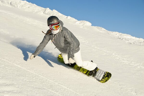 Ciel d hiver lors de la descente d une montagne d hiver vol d une fille sur un snowboard