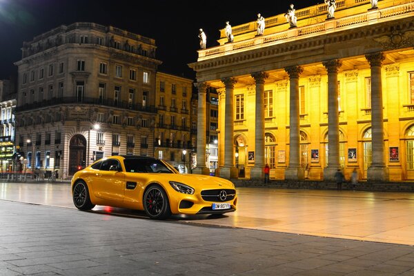 Supercar colorata gialla nella piazza della notte