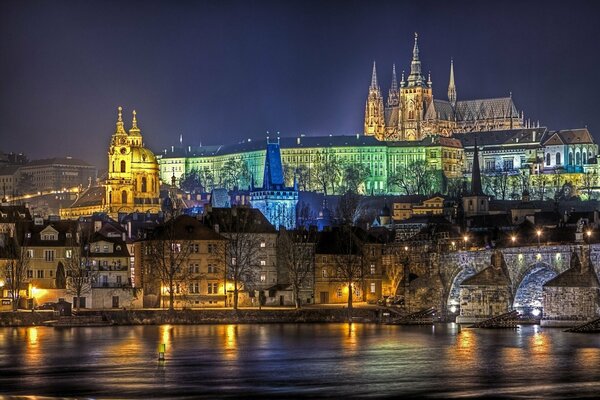 Das alte Schloss glänzt in der Nacht mit architektonischer Beleuchtung