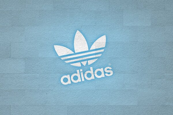 Adidas-Emblem auf blauem Hintergrund