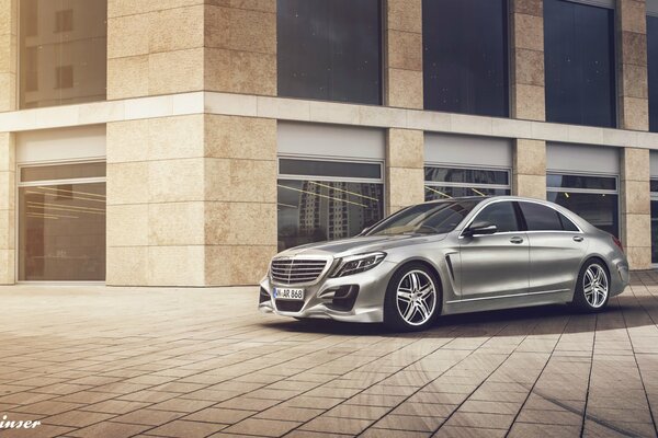 Drawing of a silver Mercedes on the background of a building