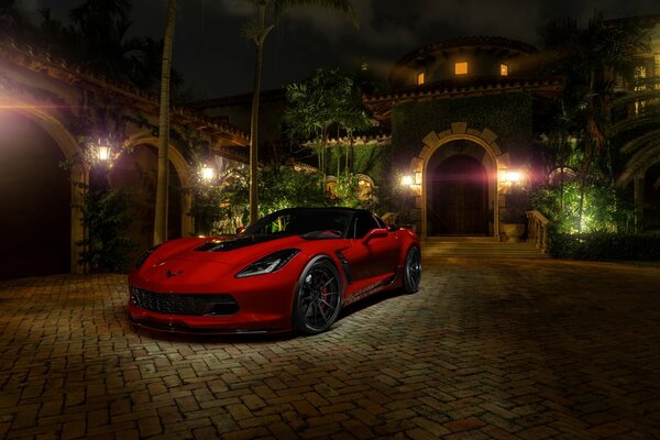 Chevrolet rojo en las calles de la ciudad de la noche