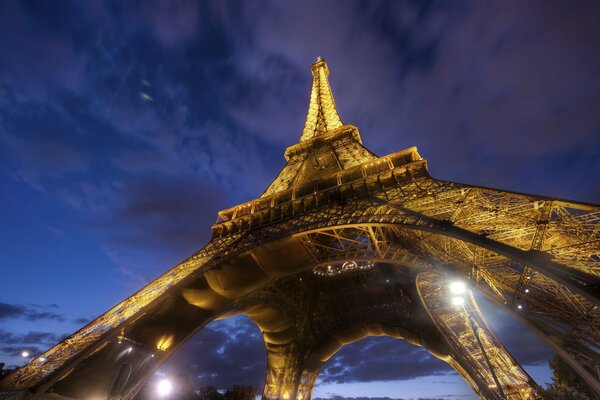 Paris und der Eiffelturm in der Nacht