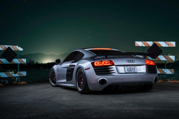 Immagine Auto Posteriore al tramonto audi r8 v10