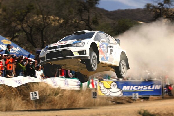 Volkswagen Polo dans l air comme un Taureau rouge, course de vitesse