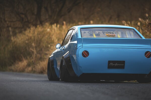 Voiture. Nissan Skyline sur la route