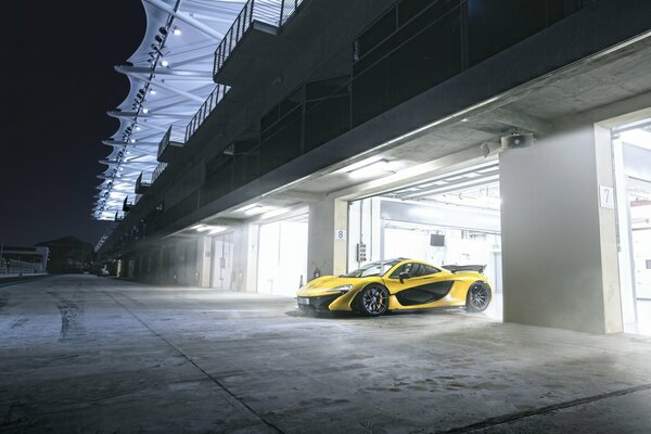 Фото желтый mclaren p1 выезд из гаража