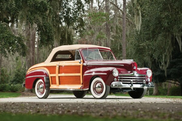 Coche retro para la exposición en el Museo del automóvil