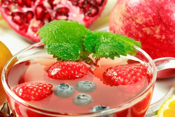 Bebida de frutas con fresas y arándanos