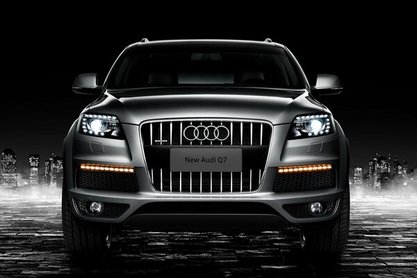 Schöner Audi q7 in der Nacht Dunkelheit