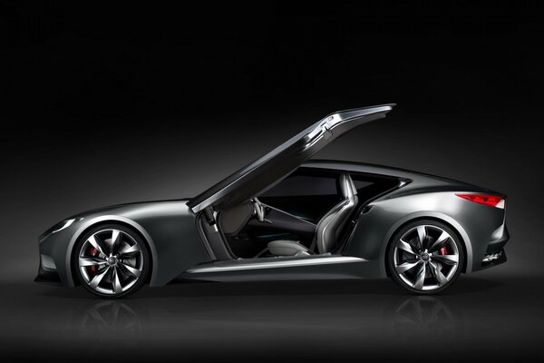 Concept car nero chic con porta aperta su sfondo nero
