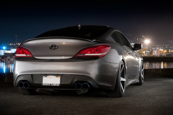 Hyundai Genesis gris dans le port de nuit