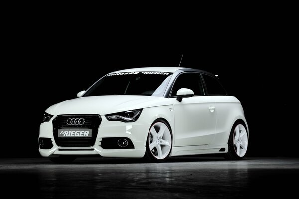 Audi tuning blanc sur fond noir