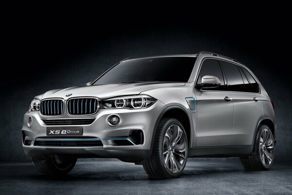 BMW X5 edrive Widok Z przodu od dołu