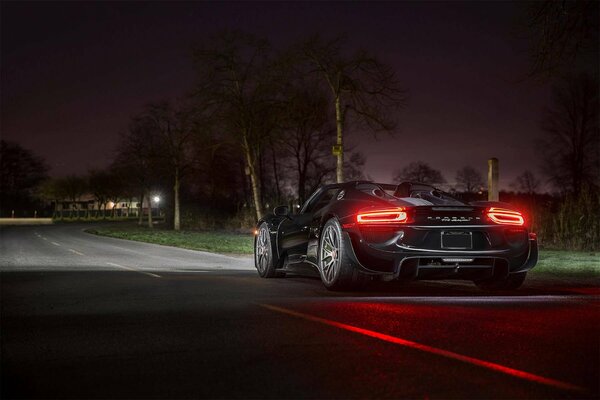 Dans la rue de nuit Monte une voiture de sport