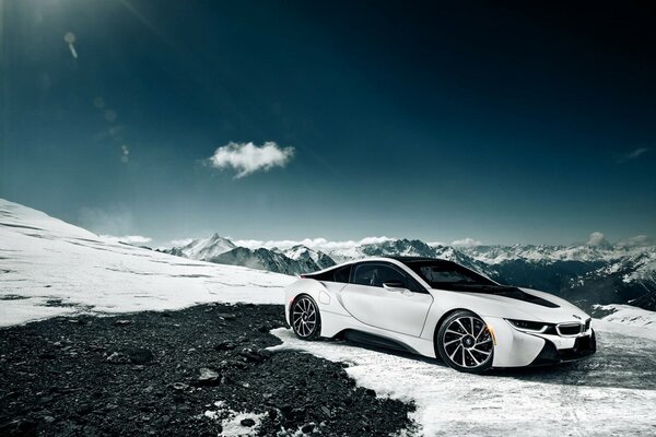 Bmw i8 weißer Schnee brennende Sonne blauer Himmel und glänzender bmw i8