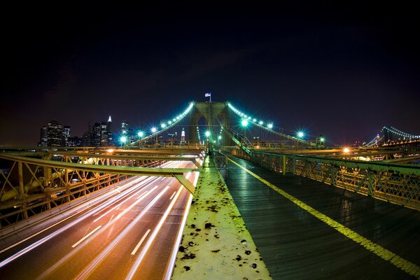 Hermoso puente de color brillante en la ciudad