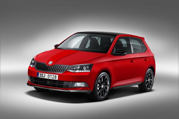 Roter Skoda fabia auf grauem Hintergrund