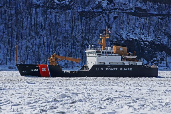 Schiff der US-Küstenwache im Eis