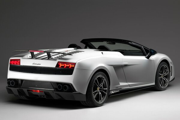 Weißer Lamborghini gallardo lp570-4