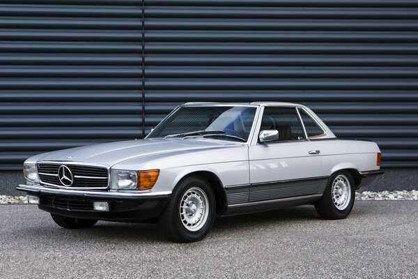 1989 mercedes-benz 500 sl, r107 steht an der Wand