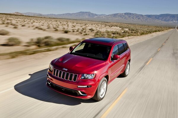 La jeep rossa è bellissima e il suo gioco e la sua capacità di cross-country sono a livello. È l auto perfetta per tutti