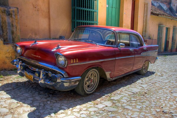 Vecchia auto Chevrolet nella città vecchia di Cuba