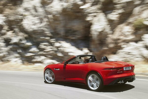 Voiture de sport rouge à grande vitesse