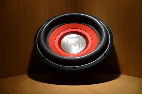 Czarno-czerwony subwoofer muzyczny