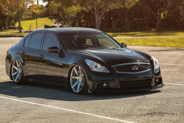 Schwarz getuntes Infiniti G37