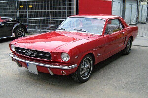 Rouge Ford Mustang 1965 sortie vue de face